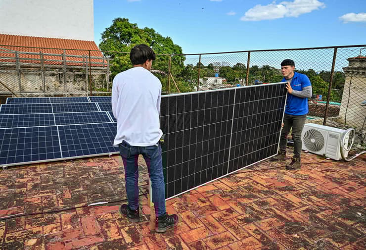 קובה הוואנה מתקינים לוחות סולאריים
