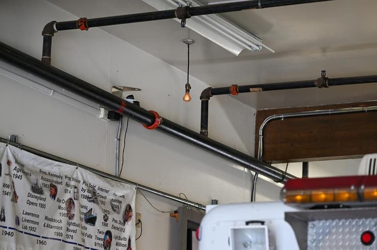 הנורה דולקת בתחנת כיבוי האש בעיר ליברמור