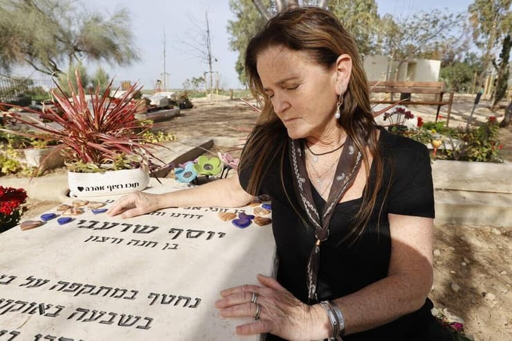נירה שרעבי לצד קברו של יוסי ז"ל בעלה שנרצח בשבי