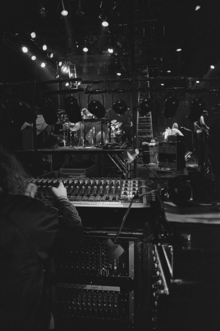 להקה אחרת לגמרי. ג'נסיס באולפן החזרות לקראת סיבוב ההופעות של Wind & Wuthering, דצמבר 1976 (צילום: Evening Standard/Hulton Archive/Getty Images) ג'נסיס באולפן החזרות לקראת סיבוב ההופעות של Wind & Wuthering, דצמבר 1976