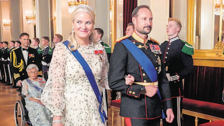 נסיכת הכתר הנורבגית מטה מאריט עם בעלה