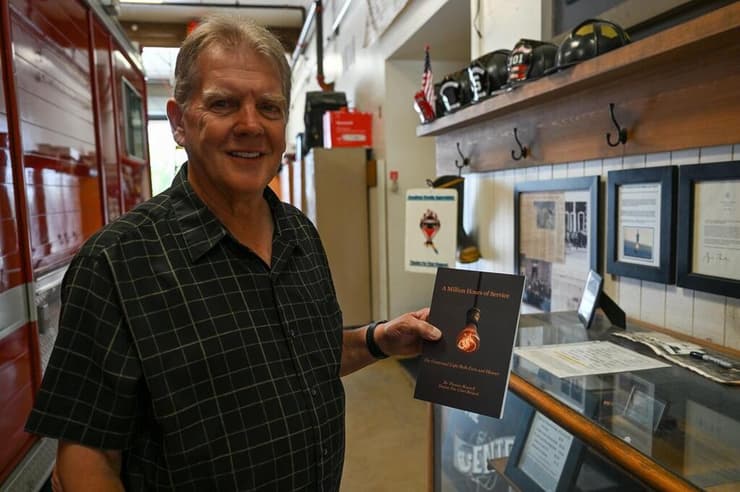 סגן מפקד מערך הכבאות בדימוס, טום ברמל, שסייע בשימור הנורה ההיסטורית, ששרדה מספר רב של העברות בין תחנות כיבוי אש