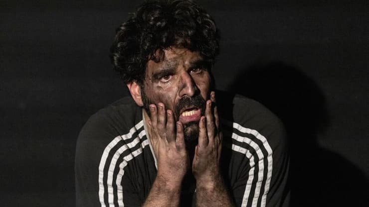 אורי סעדה מתוך "אני מכיר רק אחד שמתנהג ככה" (צילום: ז'ראר אלון) אורי סעדה מתוך "אני מכיר רק אחד שמתנהג ככה".