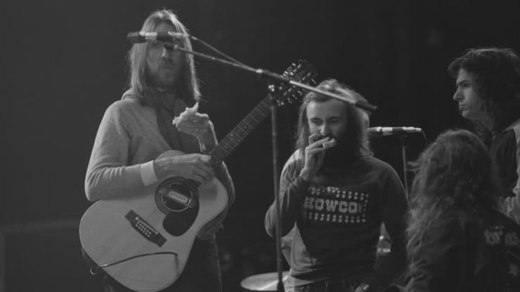 מי הדמות המרכזית בלהקה - קולינס או בנקס? משמאל: מייק ראת'רפורד, פיל קולינס וטוני בנקס, להקת ג'נסיס באולפן החזרות לקראת סיבוב ההופעות של Wind & Wuthering, דצמבר 1976 (צילום: Evening Standard/Hulton Archive/Getty Images) משמאל: מייק ראת'רפורד, פיל קולינס וטוני בנקס, להקת ג'נסיס באולפן החזרות לקראת סיבוב ההופעות של Wind & Wuthering, דצמבר 1976