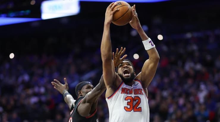 קארל-טאונס חולף על פני מקסי