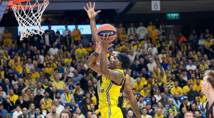 ג'ימי קלארק עולה לסל