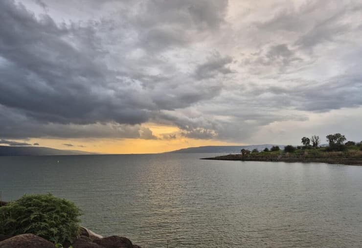 מזג אוויר חורפי בחוף מפרץ אמנון בכינרת