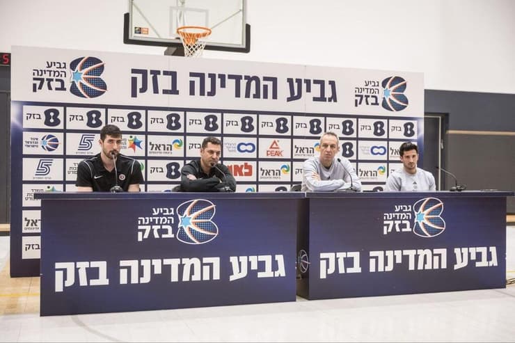 המאמנים והקפטנים של מכבי וירושלים לצד הגביע