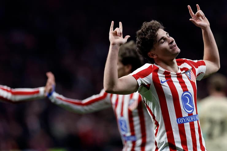 יכול שוב לחגוג. אלבארס (צילום: Oscar DEL POZO / AFP) אלבארס