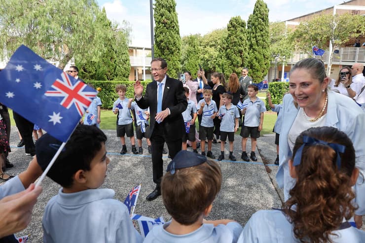 הנשיא הרצוג ורעייתו בביקור בבית ספר בסידני