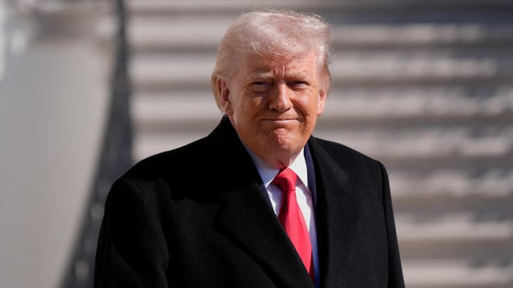 "הצבא מוכן, טראמפ עוד לא החליט סופית" (צילום: REUTERS/Kent Nishimura) נשיא ארצות הברית דונלד טראמפ בשיחה עם כתבים