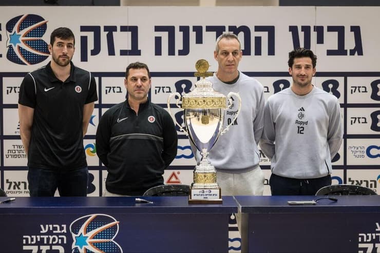 המאמנים והקפטנים של מכבי וירושלים לצד הגביע