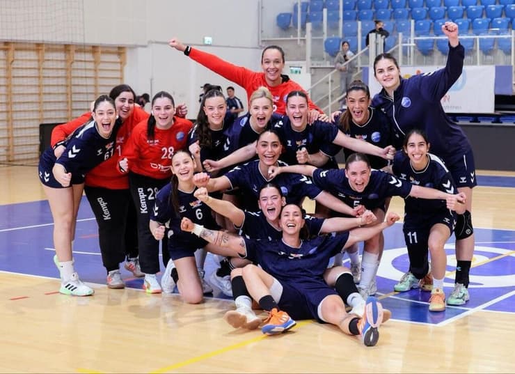 שחקניות בנות הרצליה (צילום: הדר ואן קולא) בנות הרצליה