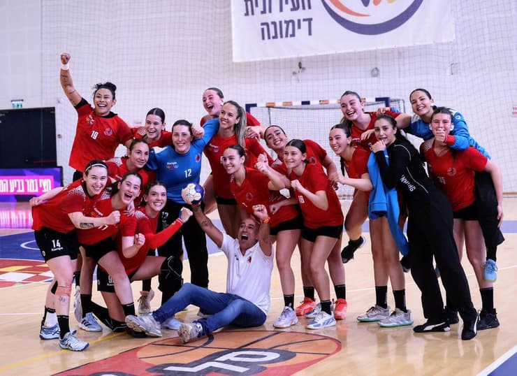 החגיגות של הפועל אשדוד (צילום: הדר ואן קולא) הפועל אשדוד