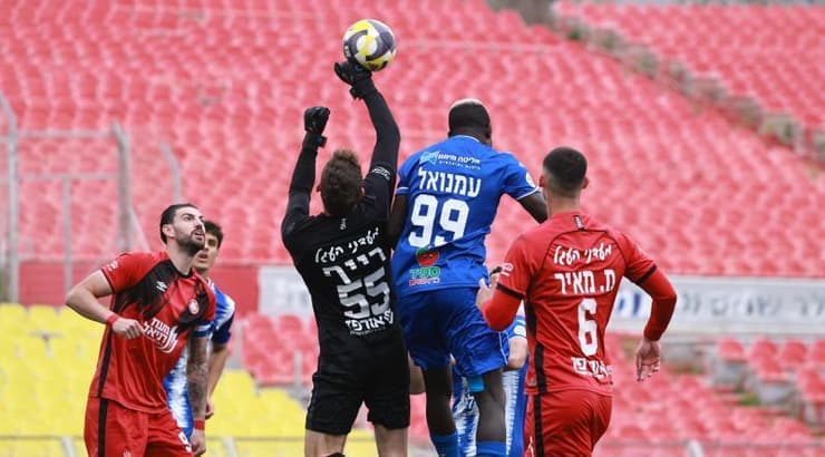 עמית רייף מאגרף את הכדור