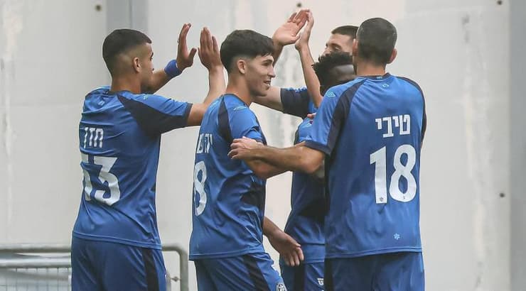 שחקני מכבי פתח תקווה חוגגים