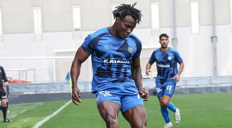 חוס קורטס עם הכדור