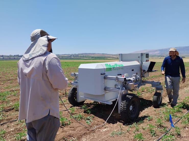 הרובוט המעשב של Agripass בפעולה (צילום: עמית ורד, מדריכת ירקות ואורגני בשה"מ משרד החקלאות) הרובוט המעשב של Agripass בפעולה