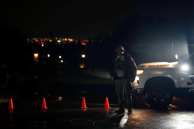 צילום: REUTERS/Rebecca Noble חסימת הכביש שמוביל לביתה של החטופה ננסי גאת'רי ב אריזונה ארה"ב