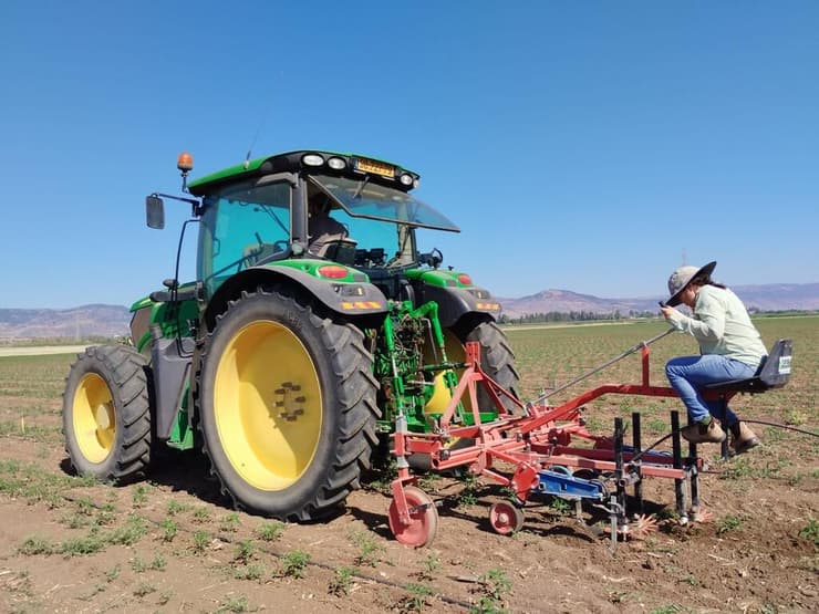 הרובוט המעשב של Agripass בפעולה (צילום: עמית ורד, מדריכת ירקות ואורגני בשה"מ משרד החקלאות) הרובוט המעשב של Agripass בפעולה