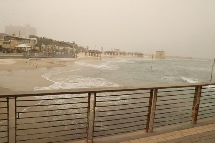 אובך בחוף הים מציצים