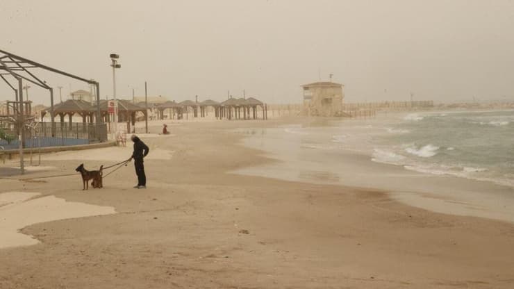 לא רואים ממטר בחוף מציצים בתל אביב (צילום: מוטי קמחי) אובך בחוף הים מציצים