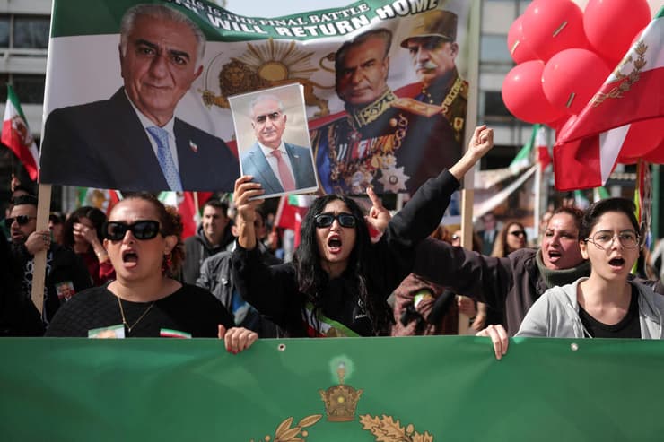 הפגת תמיכה בעם האיראני באתונה, יוון (צילום: REUTERS/Louisa Gouliamaki) הפגת תמיכה בעם האיראני באתונה, יוון