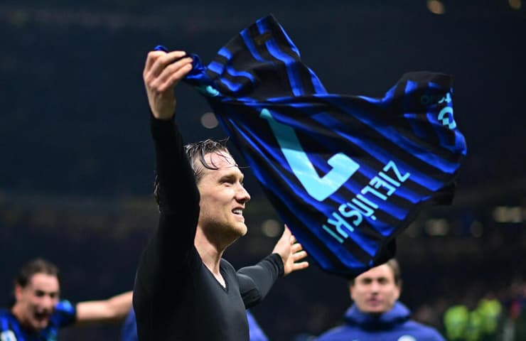 בדרך לאליפות? ז'לינסקי חוגג (צילום: REUTERS/Daniele Mascolo) פיוטר ז'לינסקי