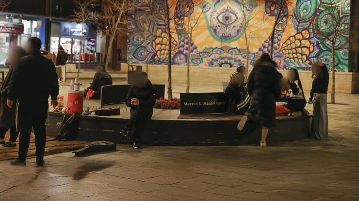 "המטרה היא לתפוס את החבר'ה וליצור אמון". בני נוער בכיכר ציון