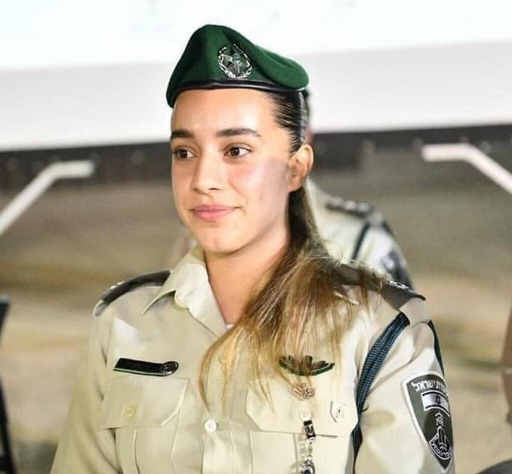 רז מזרחי ז"ל  עם הכומתה הירוקה ב קורס קצינים בשטח 