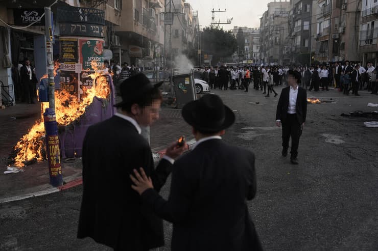 המהומות בבני ברק בגלל כניסת חיילות לעיר, בשבוע שעבר (צילום: AP Photo/Oded Balilty) בני ברק