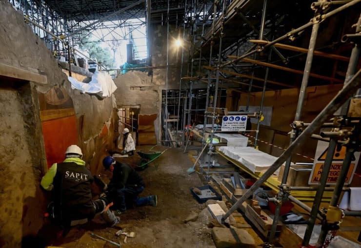 מלאכת חשיפת התגליות האחרונות שנמצאו בחלק העתיק ביותר של וילה פופיאה, המתוארך לאמצע המאה הראשונה לפני הספירה