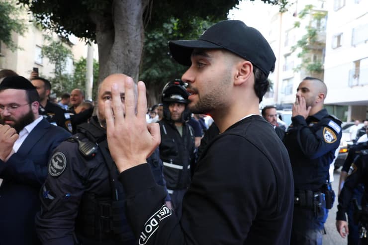 מרדכי דוד בהפגנת החרדים בבני ברק