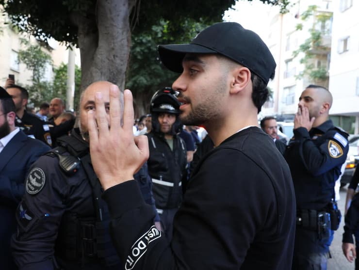 מרדכי דוד בהפגנת החרדים בבני ברק