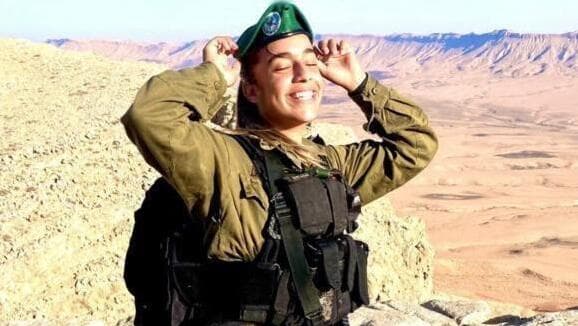 רז מזרחי ז"ל  עם הכומתה הירוקה ב קורס קצינים בשטח 