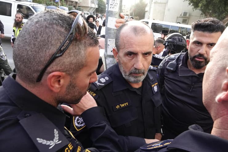 מפכ"ל המשטרה דני לוי בהפגנה בבני ברק