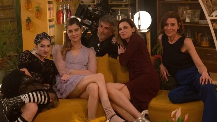 ג'נובזה והקאסט על הסט של "השיגעון שלנו" (צילום: Fabriccio Lucci ובאדיבות סרטי נחשון בע"מ) השיגעון שלנו