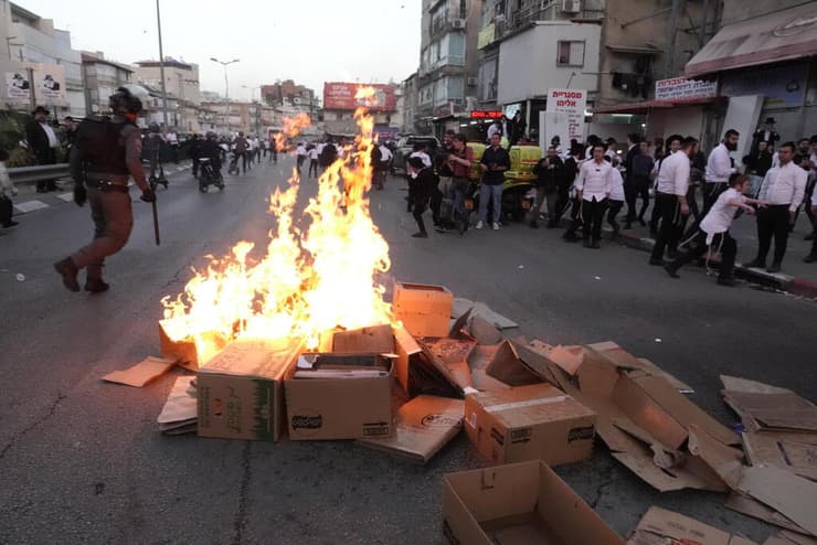 שריפת ארגזים בהפגנת החרדים בבני ברק