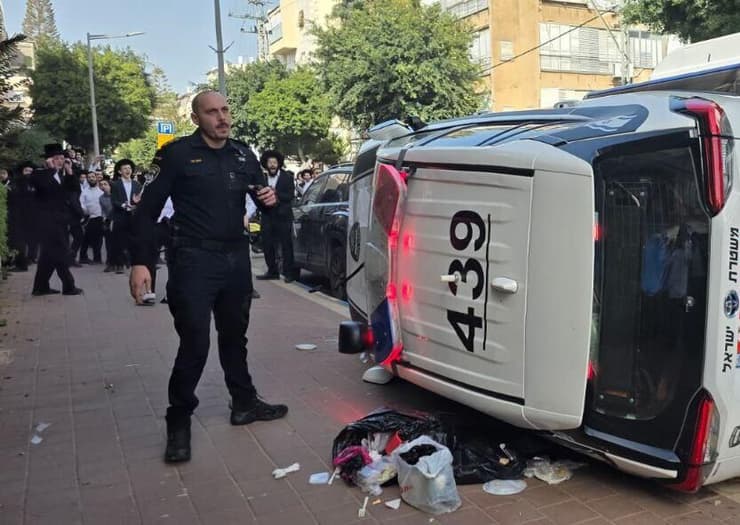 ניידת משטרה הפוכה בעקבות התפרעות קיצוניים בבני ברק (צילום: דוד קשת) ניידת משטרה הפוכה בהתפרעות חרדים בבני ברק