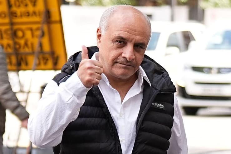 חמיט ג'ושקון, שהצית קוראן בלונדון