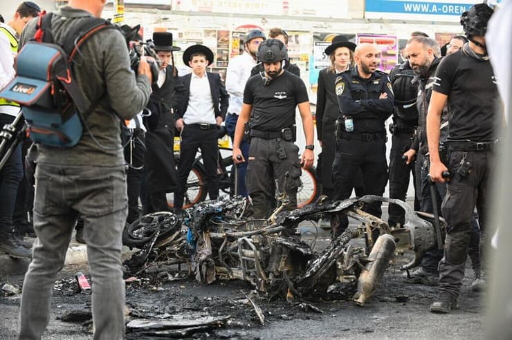 שריפת אופנוע משטרתי בהפגנת חרדים נגד הגיוס בבני ברק 