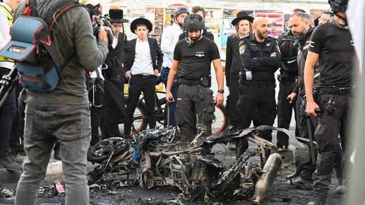 שריפת האופנוע (צילום: Nicholas Pfosi) שריפת אופנוע משטרתי בהפגנת חרדים נגד הגיוס בבני ברק