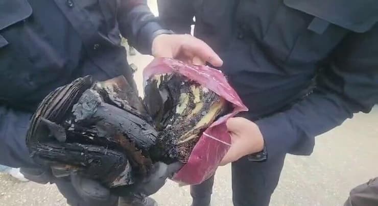תפילין וסידור שנשרפו בהצתה של אופנוע משטרתי בהפגנת החרדים בבני ברק