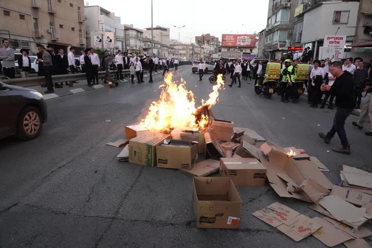 שריפת ארגזים בהפגנת החרדים בבני ברק