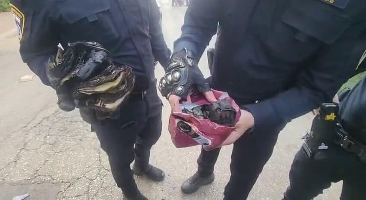 תפילין וסידור שנשרפו בהצתה של אופנוע משטרתי בהפגנת החרדים בבני ברק