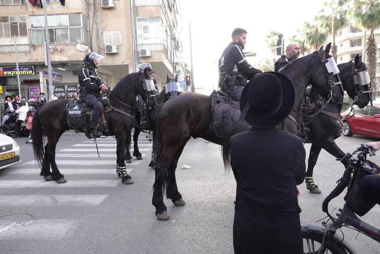 פרשים בבני ברק (צילום: שאול גולן) הפגנת החרדים האלימה בבני ברק