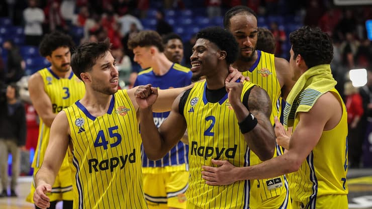 נס גדול יהיה פה? שחקני מכבי ת"א חוגגים (צילום: עוז מועלם) ג'ימי קלארק ותמיר בלאט חוגגים