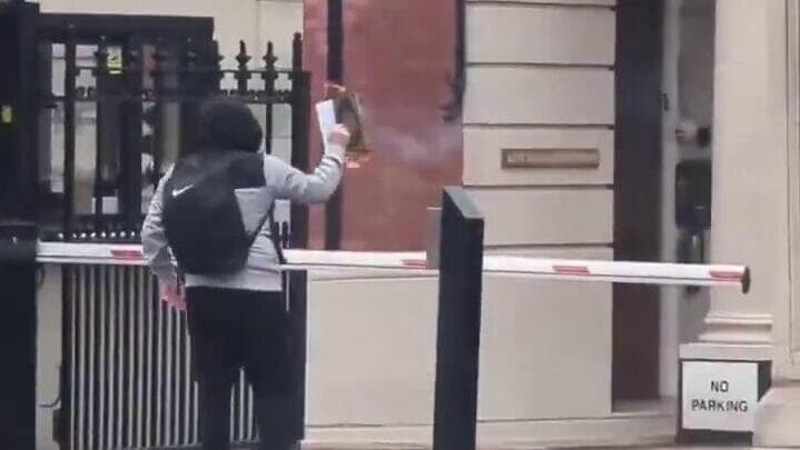 תיעוד: חמיט ג'ושקון מצית קוראן בלונדון