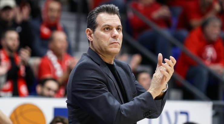 דימיטריס איטודיס מעודד את שחקניו