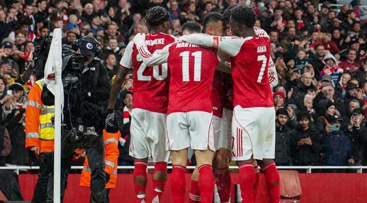 שחקני ארסנל חוגגים